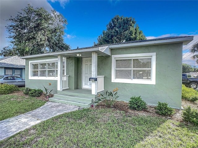 view of front of home with a front lawn