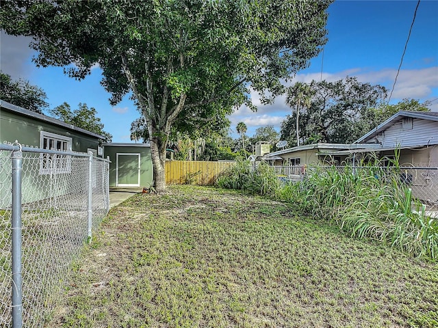 view of yard featuring a shed