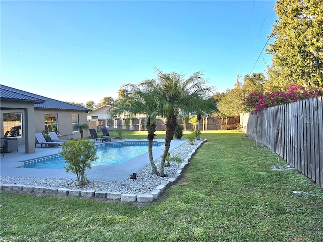 view of swimming pool featuring a lawn