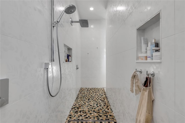 bathroom featuring a tile shower