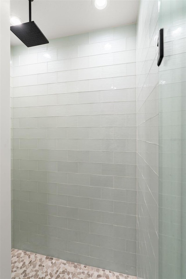 bathroom featuring a tile shower