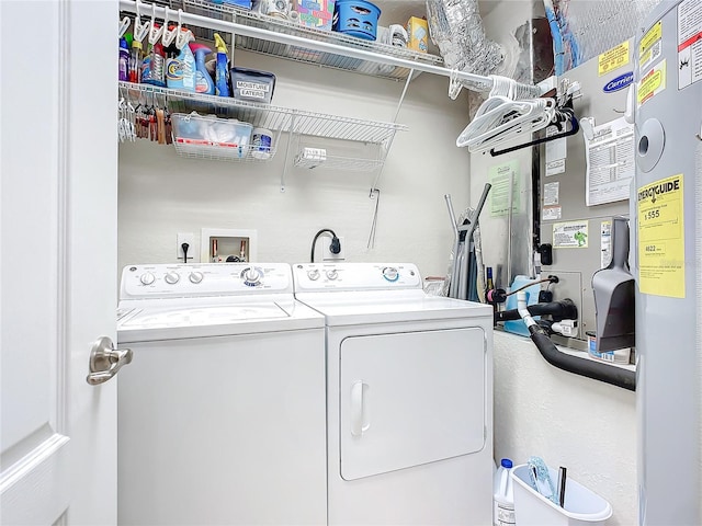 washroom featuring washing machine and clothes dryer