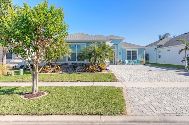 view of front of home featuring a front yard