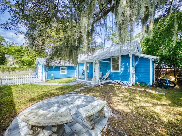 view of front of house with a front yard