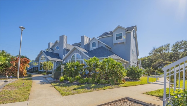 view of front of home with a front yard