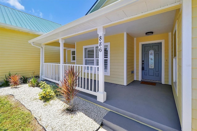 property entrance featuring a porch