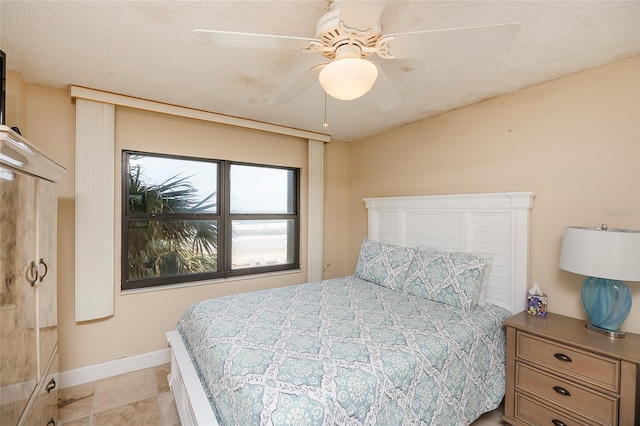 bedroom featuring ceiling fan and a textured ceiling