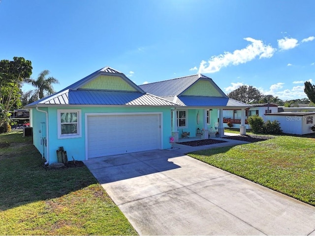 view of front of property featuring a front yard and a garage