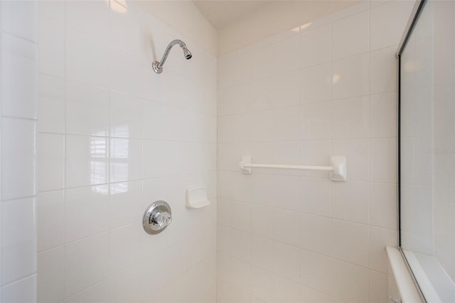 bathroom featuring a tile shower