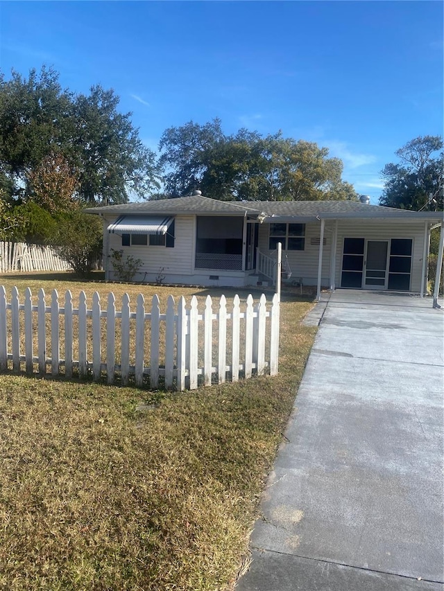 view of front of house featuring a front lawn