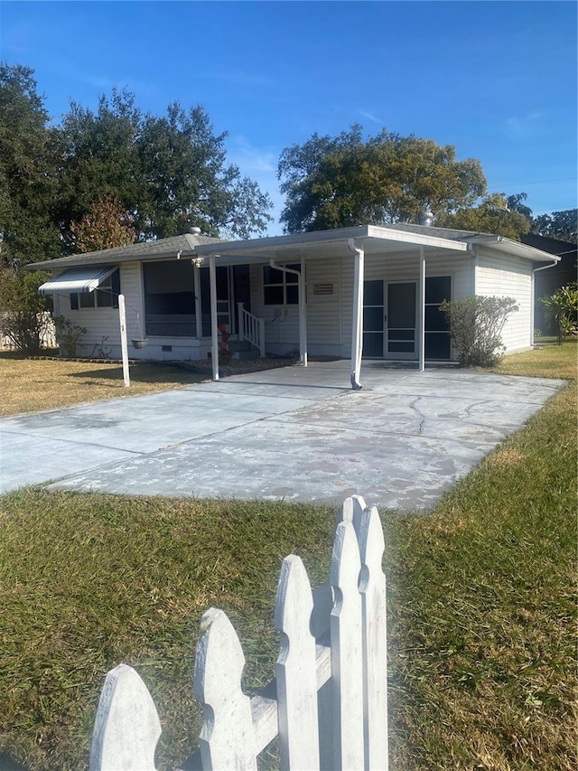 view of front of property featuring a carport