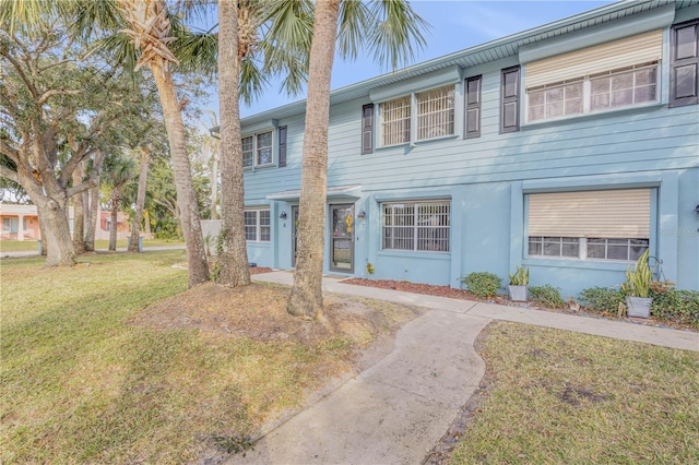 view of front of house featuring a front yard