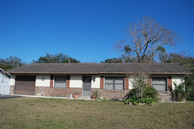 ranch-style home featuring a front lawn and a garage