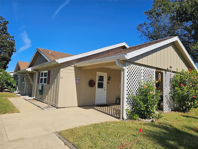 single story home with a front lawn