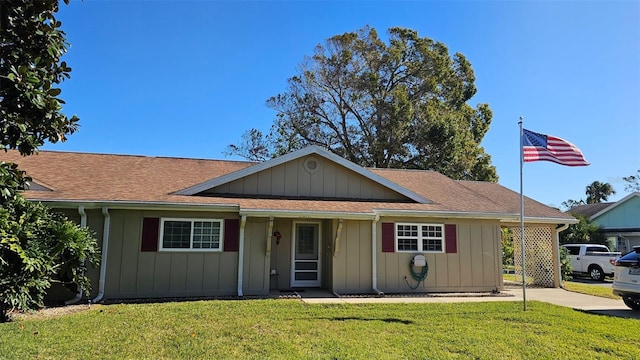 single story home featuring a front yard