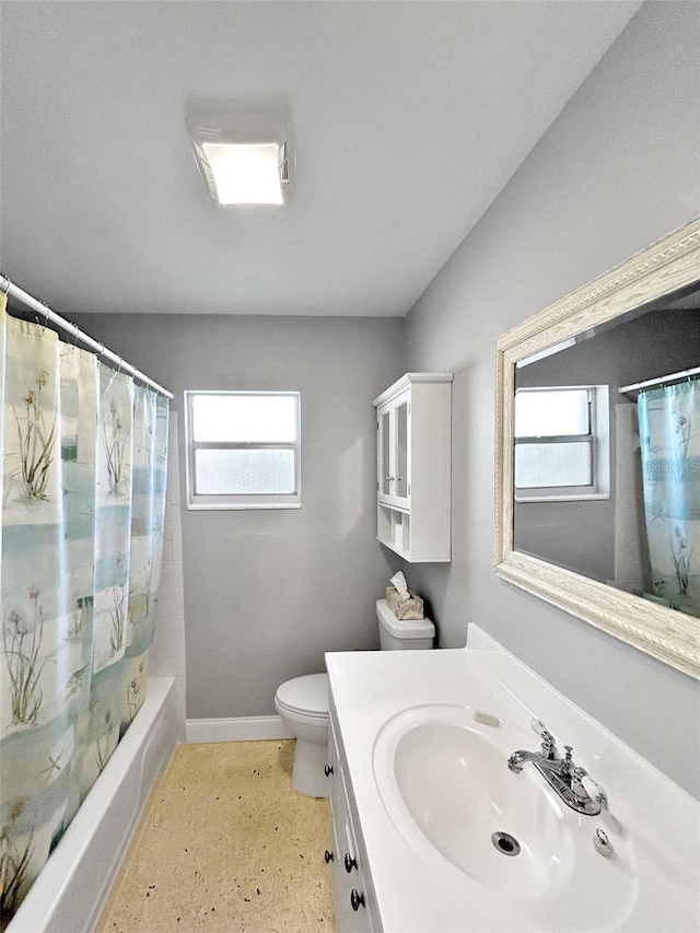 full bathroom with plenty of natural light, toilet, vanity, and shower / tub combo