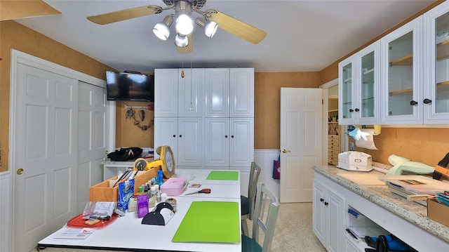 clothes washing area featuring washing machine and dryer and ceiling fan