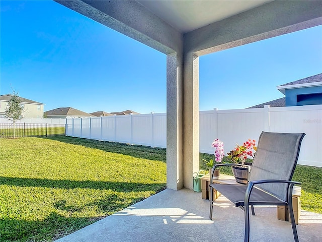 view of yard featuring a patio area