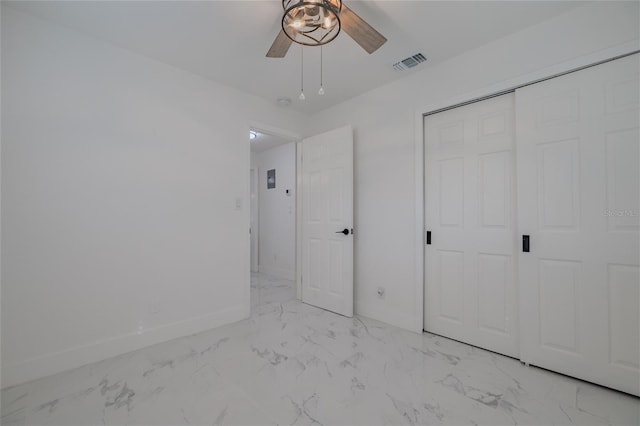 unfurnished bedroom featuring ceiling fan and a closet