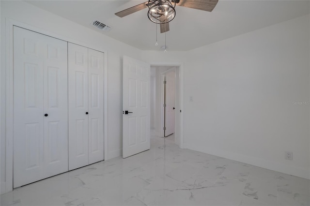 unfurnished bedroom with ceiling fan and a closet