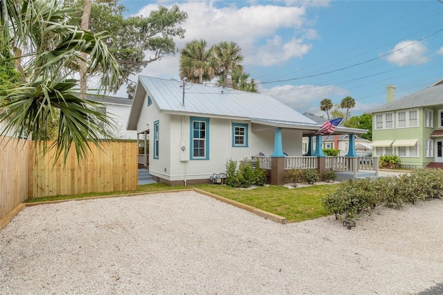 view of front of property featuring a front lawn