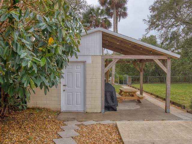 view of outdoor structure featuring a yard