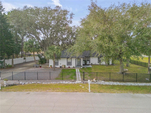 view of front of home featuring a front lawn