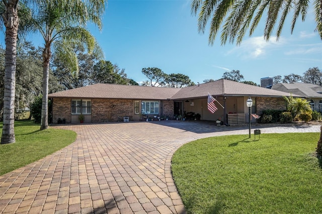 ranch-style home featuring a front lawn