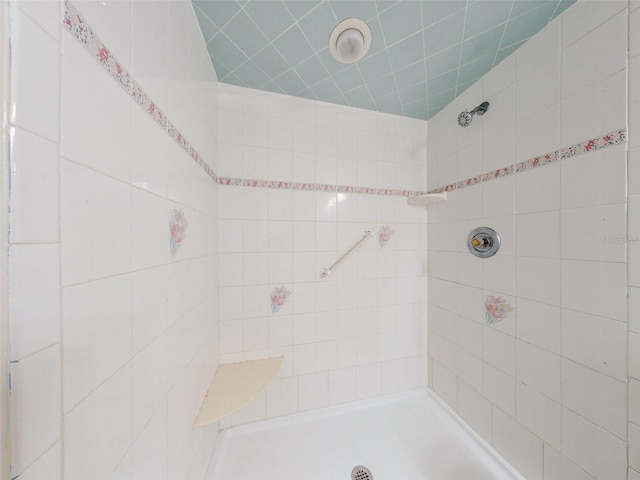 bathroom featuring tiled shower