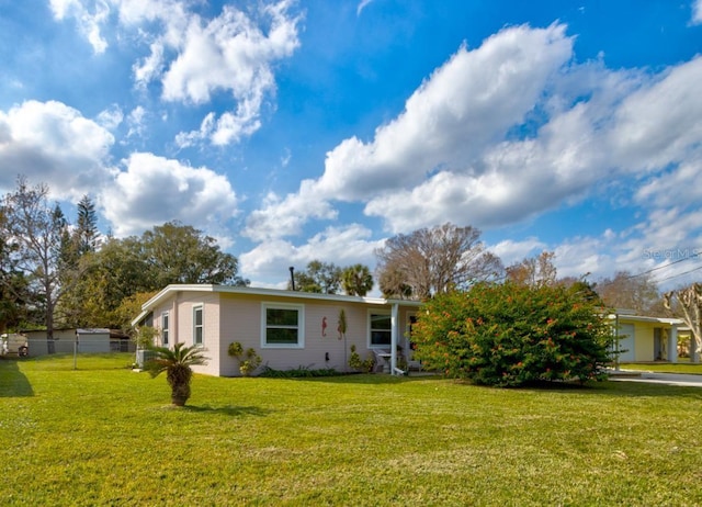 view of front facade featuring a front yard