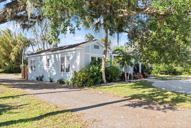 view of front of property featuring a front lawn