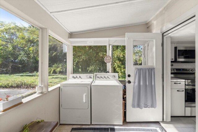 washroom with light tile patterned floors and independent washer and dryer