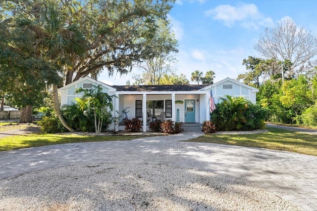 view of front of home featuring a porch and a front lawn