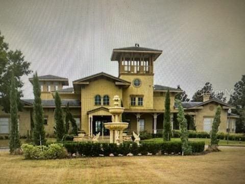 view of front of house featuring a front lawn