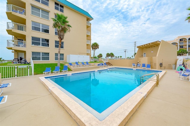 view of swimming pool featuring a patio