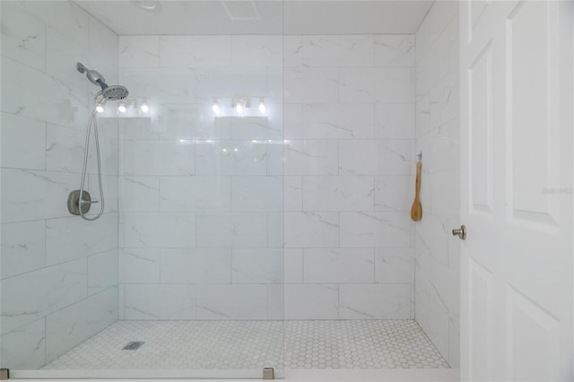 bathroom featuring a tile shower