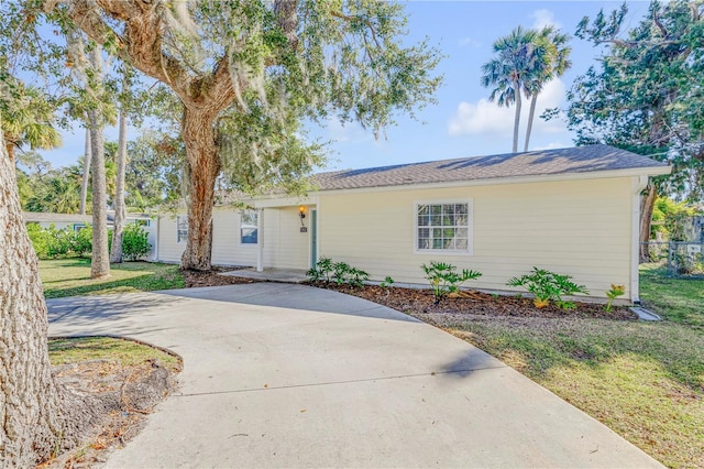 single story home with a front lawn