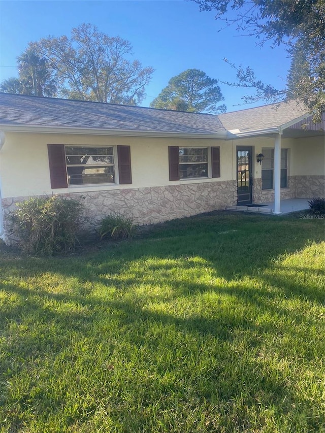 view of front of home featuring a front yard