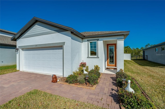 view of front of house featuring a front lawn and a garage