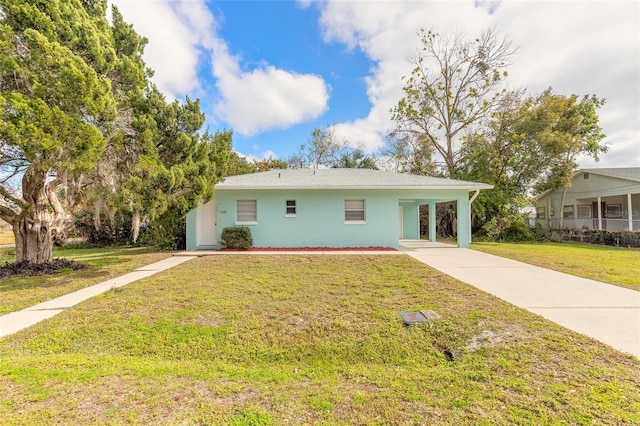 view of front of property featuring a carport and a front yard