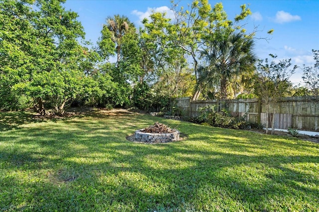 view of yard featuring an outdoor fire pit