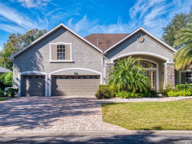 view of front of property featuring a front lawn