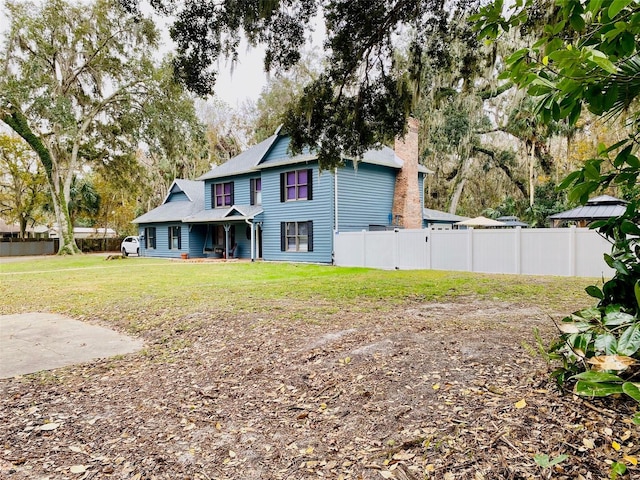 view of front of home featuring a front lawn