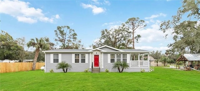 view of front of house featuring entry steps, fence, and a front yard