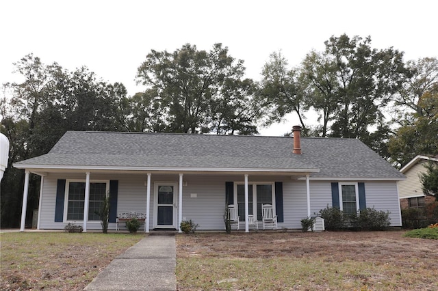 ranch-style house featuring a front yard and covered porch