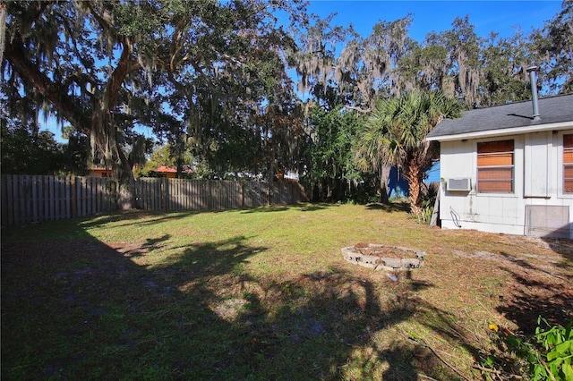 view of yard featuring a fire pit