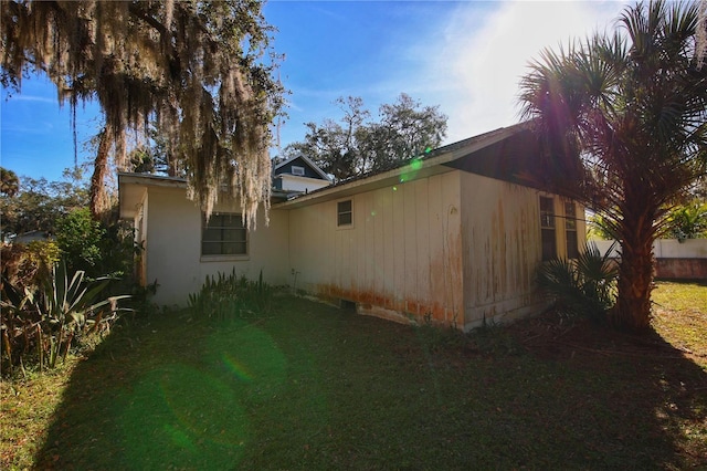 view of side of property featuring a lawn