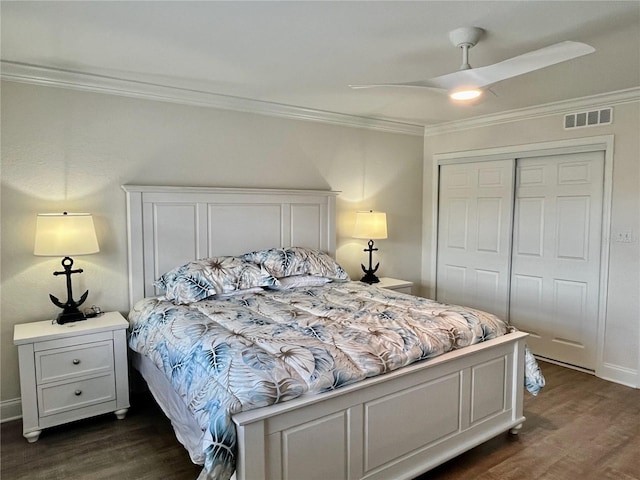 bedroom featuring ceiling fan, ornamental molding, dark hardwood / wood-style flooring, and a closet