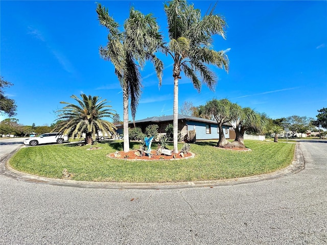 view of front of house featuring a front lawn