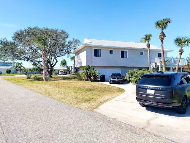 view of front of house featuring a garage and a front yard